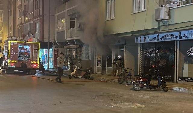 Hatay'da motosiklet tamircisinde çıkan yangın söndürüldü