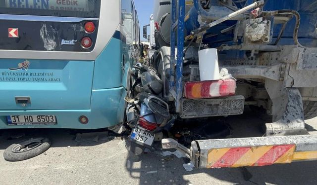 Hatay'da Feci Kaza: Motosiklet Sürücüsü Araçlar Arasında Sıkıştı!