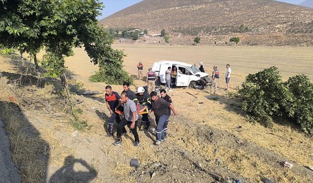 Kırıkhan'da Hafif Ticari Araç Devrildi