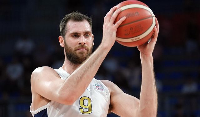 Anadolu Efes, Georgios Papagiannis'i renklerine bağladı