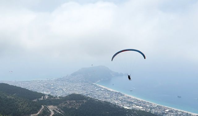 Antalya'da öğrenciler gökyüzünde ve sualtında gerçekleşen etkinliklerle 15 Temmuz şehitlerini andı