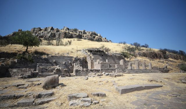 Assos'ta 3 bin 500 yıllık stoa gün yüzüne çıkarılıyor