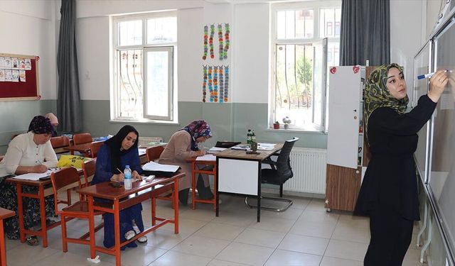 Batmanlı kadınlar, çocuklarının eğitim gördüğü sıralarda okuma yazma öğreniyor