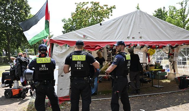 Berlin'de polis, Filistin destekçilerinin başbakanlık binasının yanında kurduğu kampı boşalttırdı