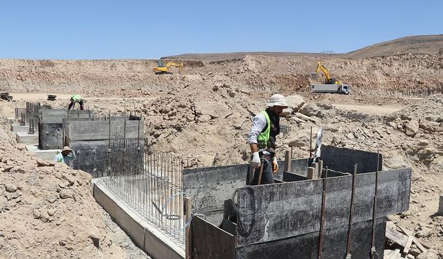 Güneydoğu'nun kavurucu sıcaklarında güneş altında çalışanlar zorlu mesai yapıyor