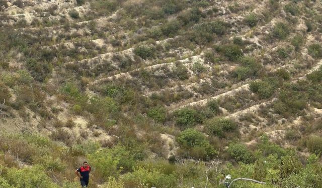 Hatay'da uçuruma yuvarlanan otomobildeki 4 kişi yaralandı