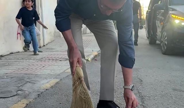 Başkan Dönmez'den Örnek Temizlik Hareketi! Süpürgeyi Aldı, Sokağı Süpürdü