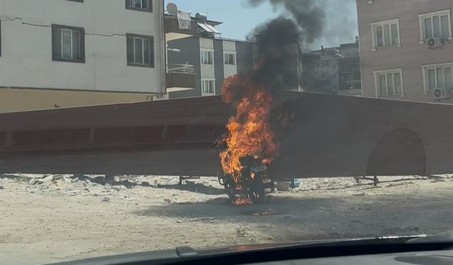 Hatay'da Polis Ceza Yazdı ! Vatandaş Motosikletini Ateşe Verdi!