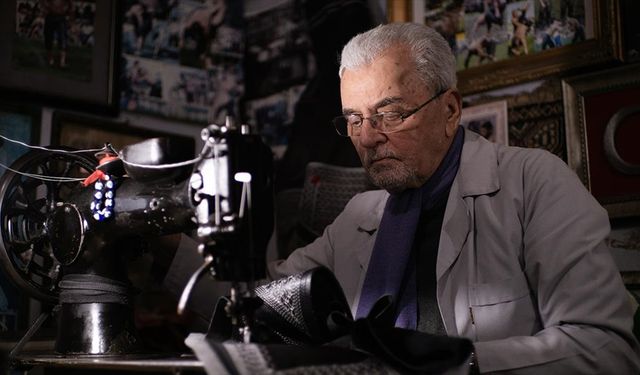 Pehlivanların yol arkadaşı İrfan usta, kispet zanaatı unutulmasın diye iğneyi elinden bırakmıyor