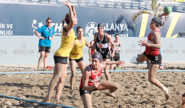 Plaj hentbolunda EHF Avrupa Şampiyonası, Antalya'da sürüyor