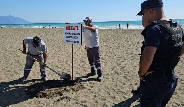 RİP Akıntısı Can Alıyor! Samandağ Sahiline Uyarı Levhaları Yerleştirildi!