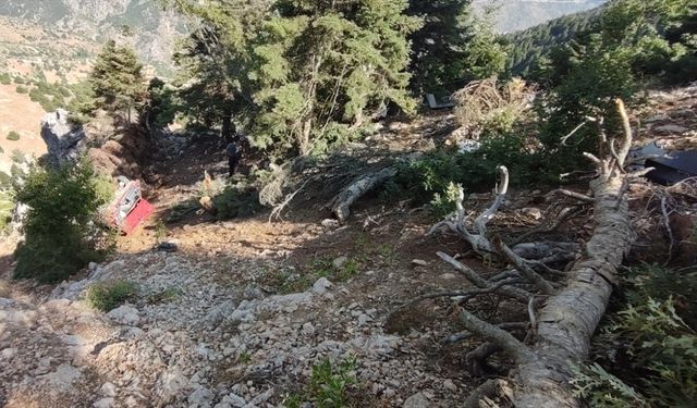 Adana'da uçuruma yuvarlanan otomobildeki 2 kişi hayatını kaybetti