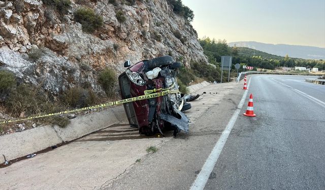 Antalya'da kamyonetin şarampole devrilmesi sonucu 6 kişi yaralandı
