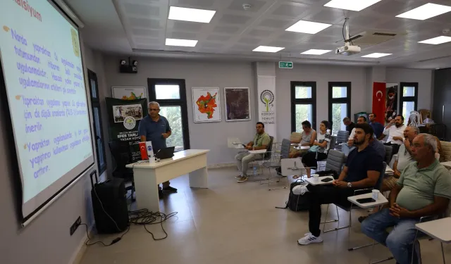 Efes Tarlası'nda nar üreticilerine eğitim
