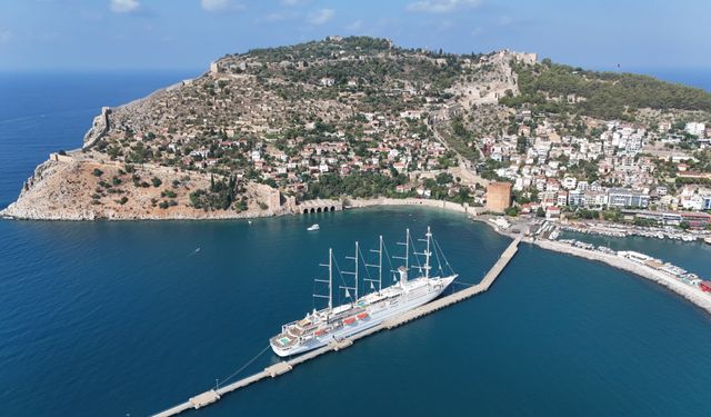 En büyük yelkenli yolcu gemilerinden 'Club Med 2' Alanya Limanı'na demirledi