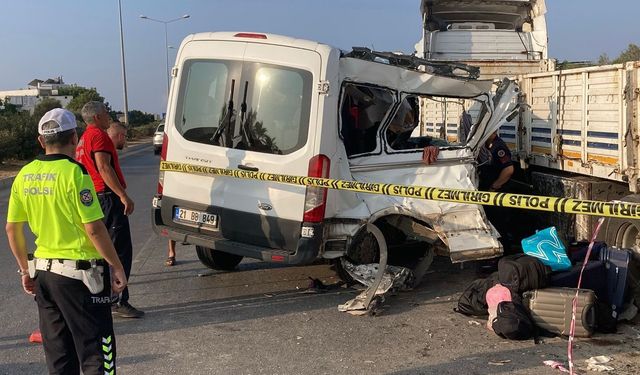 GÜNCELLEME - Mersin'de tıra çarpan minibüsteki 1'i çocuk 2 kişi öldü, 10 kişi yaralandı