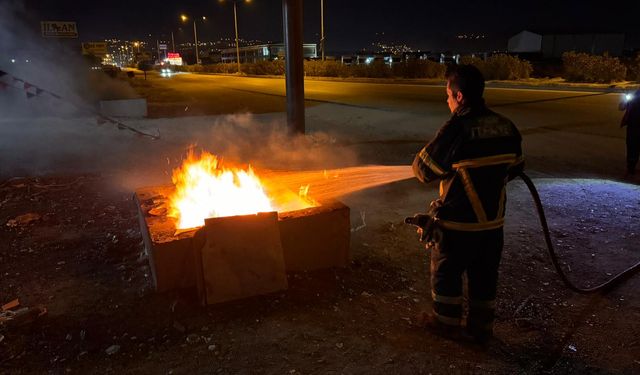 Hatay'da bir iş yerinin önündeki yağmur suyu giderlerinde çıkan yangın söndürüldü