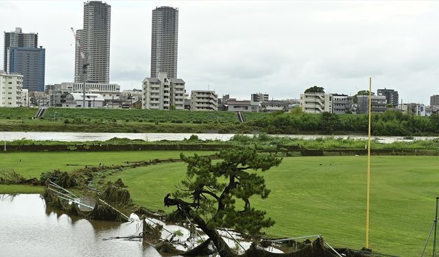 Japonya'nın güneybatısında etkili olan Linling tayfunu nedeniyle afetlere karşı uyarı yapıldı
