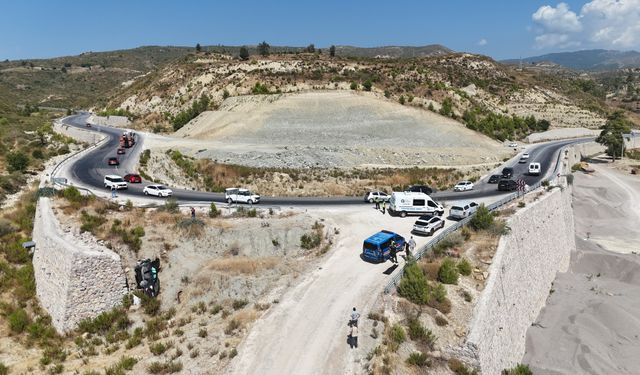 Antalya'da devrilen otomobildeki 1 kişi öldü, 1 kişi ağır yaralandı