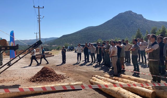 Burdur'da orman işçisine kabuk soyma makinesi teslim edildi
