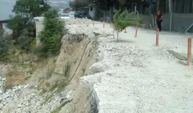 Samandağlı Öğrenciler Çöken Okul Yolunu Kullanacak!