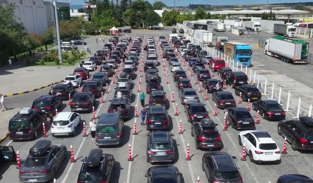 Gurbetçi sezonunda sınır kapılarından 5 milyona yakın yolcu geçiş yaptı