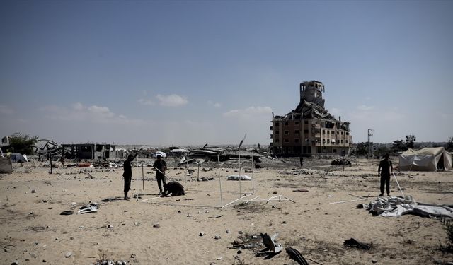 İsrail'in göçe zorladığı Filistinliler, gidebilecekleri son kara parçası sahilde yaşama tutunuyor