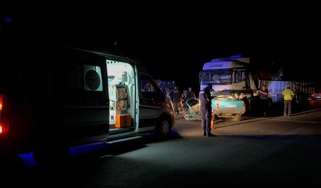 Kahramanmaraş'ta tır ile otomobilin çarpıştığı kazada 3 kişi öldü