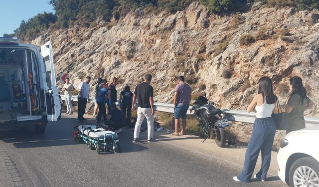 Kaş'ta bariyere çarpan motosikletteki 2 kişi yaralandı