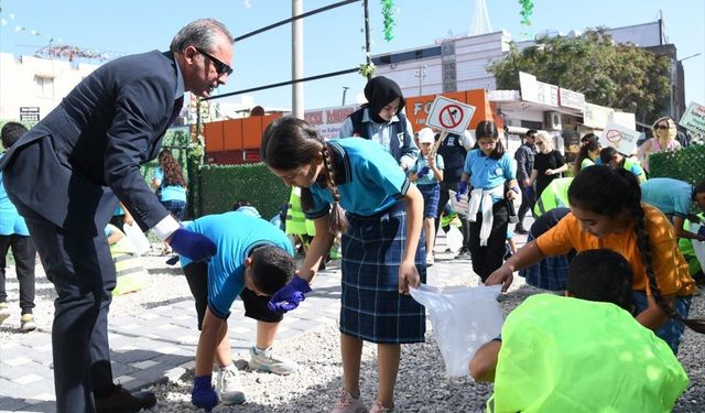 Osmaniye'de öğrencilerden temizlik çalışması