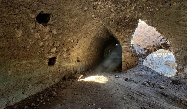 Osmaniye'deki tarihi kalede deprem nedeniyle ara verilen arkeolojik çalışmalar yeniden başladı