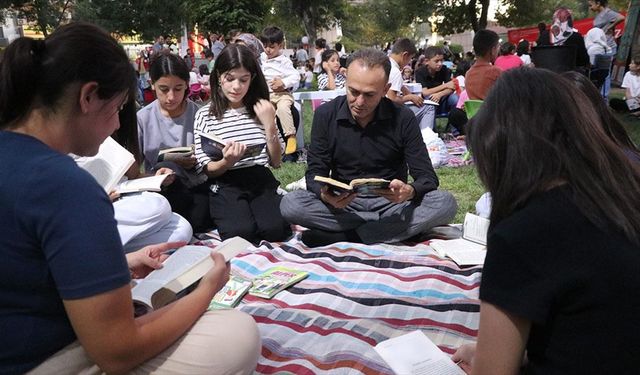 Siirt'te ailelerin çocuklarıyla kitap okuması için parklarda etkinlikler düzenleniyor