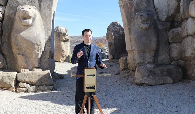 Dedesinin icadı temassız müzik aletini tanıtmak için dünyayı geziyor