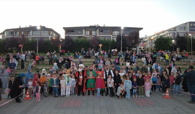 Geleneksel karakterleri canlandıran imamlar çocuklara milli ve manevi değerleri tiyatroyla anlatıyor