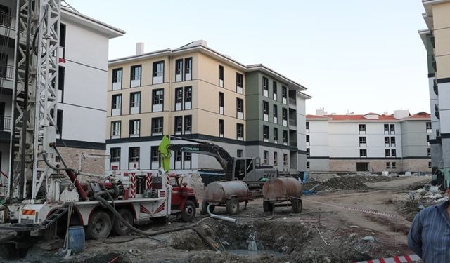 Antakya’da Afet Konutları ve Ticaret Merkezi Yapımı Sürüyor