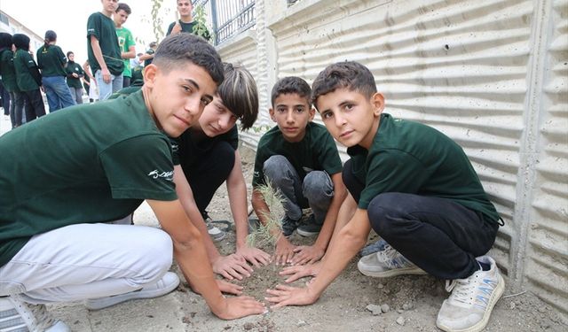 Hataylı Öğrencilerden Örnek Proje: Fidan Dikip Geleceği Yeşertiyorlar