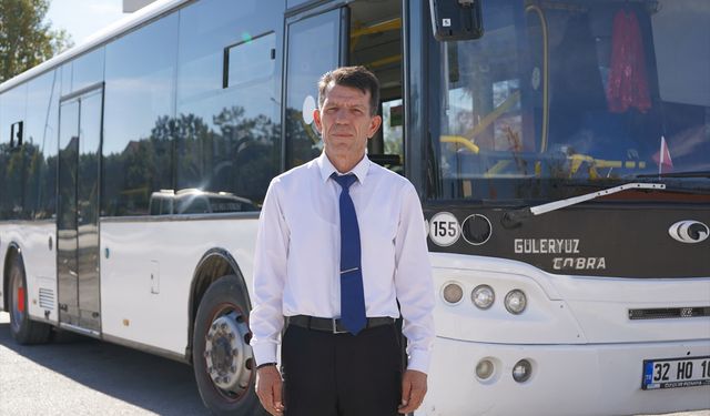 Isparta'da otobüs şoförünün yolda bulduğu yaralı köpeği veterinere ulaştırması kamerada