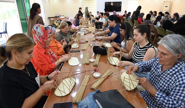 Kadirli ilçesinde kadınlar belediye kursunda sepet örmeyi öğreniyor