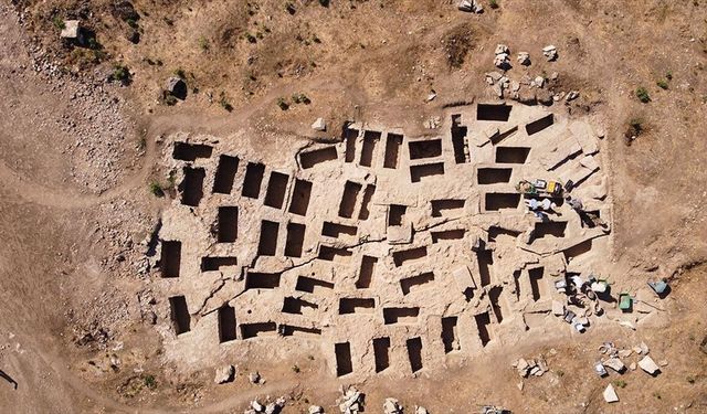 Kolossai Antik Kenti'nde yan yana kaya tekne tipi 60 mezar bulundu
