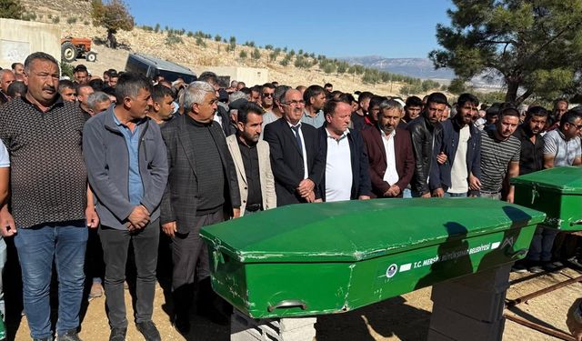 Mersin'de midibüs ile otomobilin çarpıştığı kazada ölen 3 kişinin cenazesi defnedildi