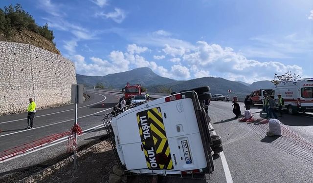 Osmaniye'de devrilen minibüsteki 13 kişi yaralandı