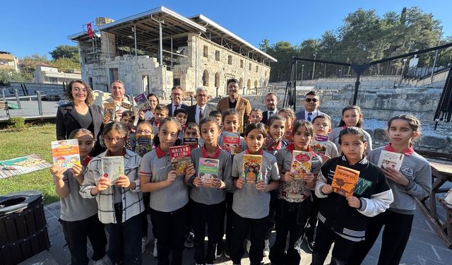Osmaniye'de öğrenciler tarihi caminin avlusunda kitap okudu
