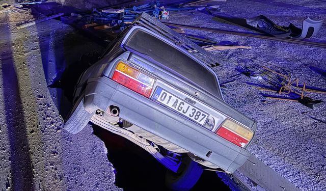 Osmaniye'de yol kenarındaki çukura düşen otomobilin sürücüsü yaralandı