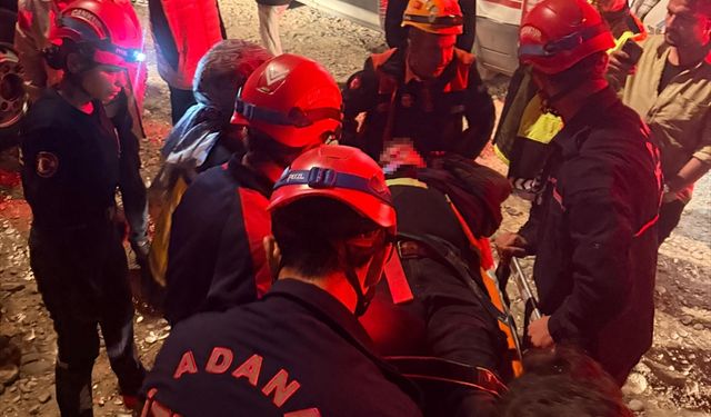 Adana'da uçuruma yuvarlanan otomobilin sürücüsü yaralandı