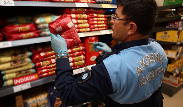 Akdeniz ilçesinde son kullanma tarihi geçmiş gıda ürünleri ele geçirildi