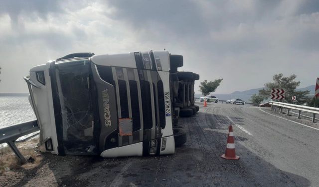 Anamur'da devrilen tırın sürücüsü yaralandı