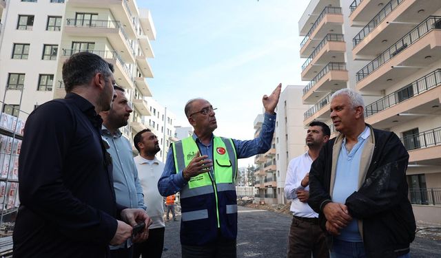 Antakya Belediye Başkanı Yapar, inşası süren deprem konutlarını inceledi