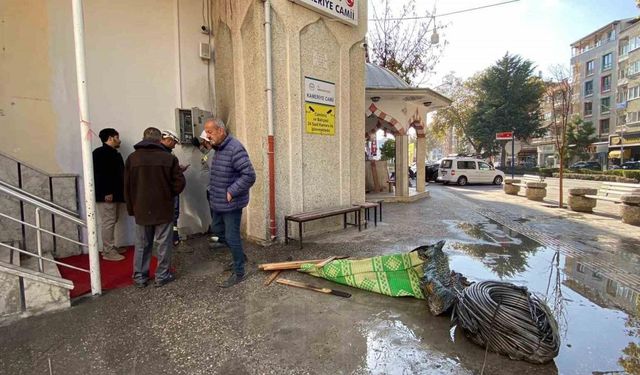 Burdur’da cami minaresinde yangın korkuttu