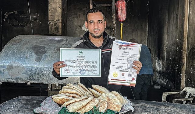 Gazze'de akademisyen olma hayali kuran Ebu Islih, üniversiteler yıkılınca diplomalı fırıncı oldu