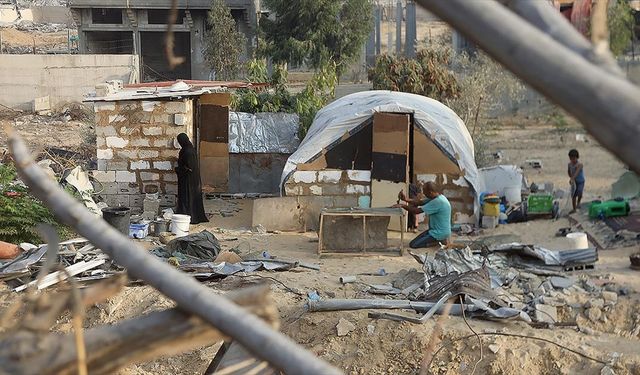 Gazzeliler, enkazlardan çıkardıkları malzemelerle İsrail'in yıktıklarını yeniden inşa ediyor